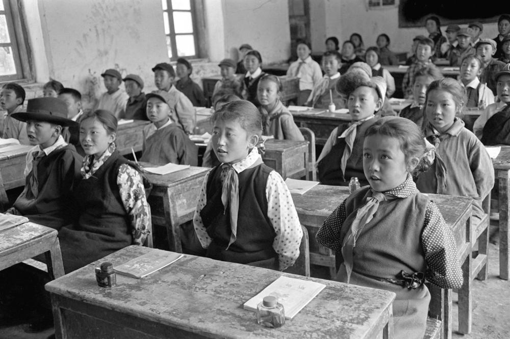 1975年8月，拉萨市第一小学的藏族学生在上藏文课。新华社发