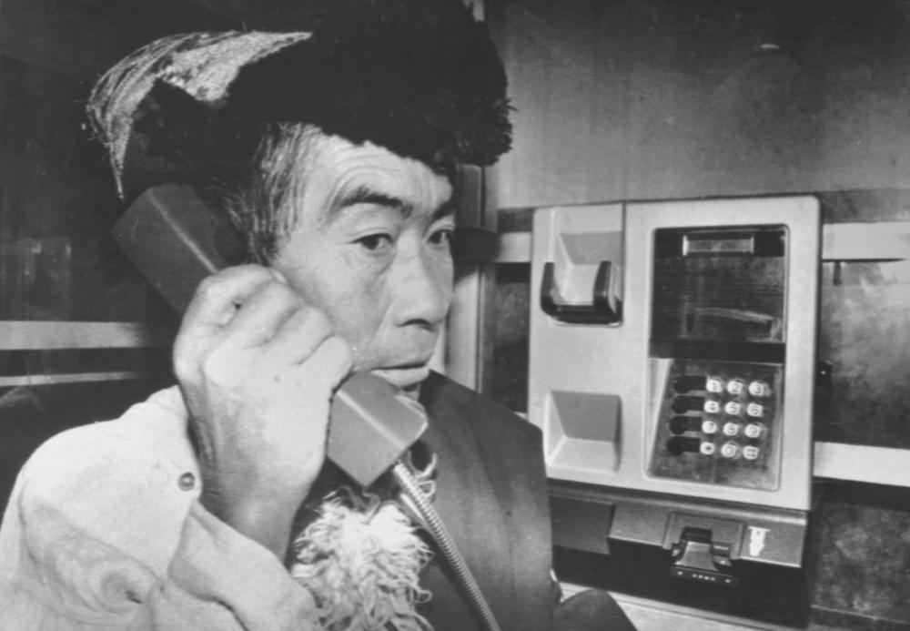 1993年1月，西藏拉萨开通国际、国内长途直拨电话后，一位藏族商人用磁卡电话打国际长途。新华社记者 土登 摄