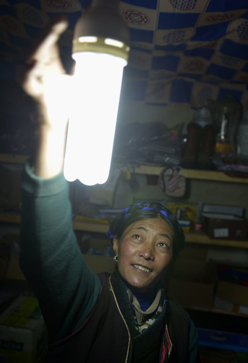 2013年6月7日，西藏浪卡子县普玛江塘乡牧民在家里使用太阳能照明设备。新华社记者 普布扎西 摄