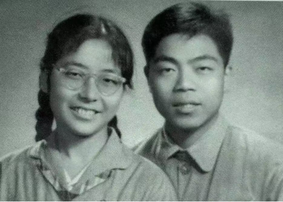 陈传才、岳同的订婚照，摄于1961年9月。中国人民大学供图