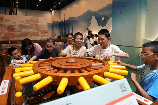 西藏少年儿童在中国科技馆参观井车模型。中国儿童中心供图