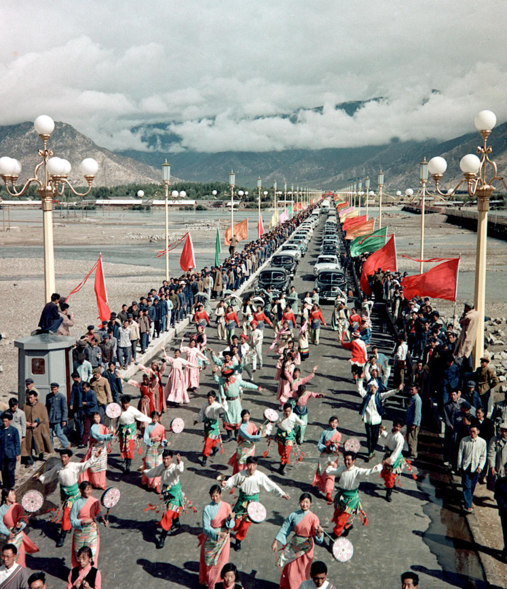 1965年8月，拉萨大桥落成通车。新华社发
