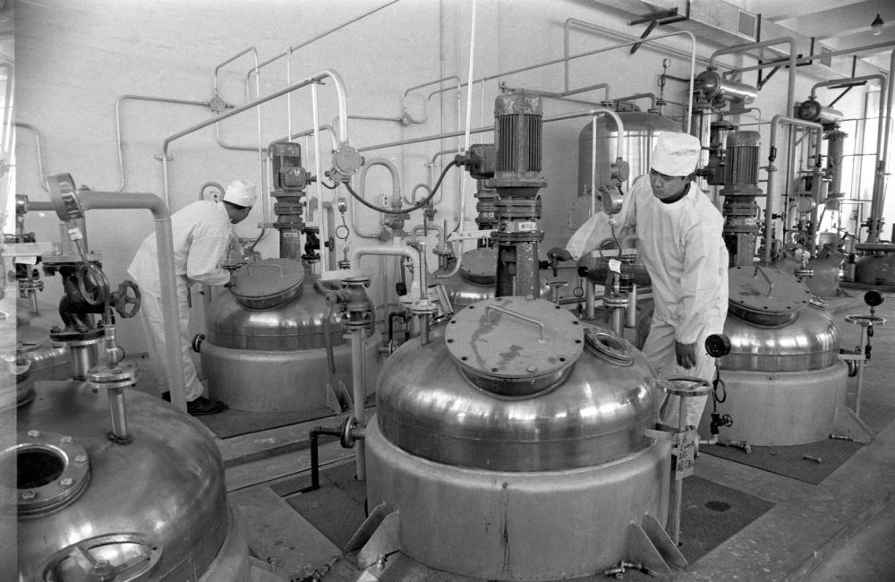 1998年2月，西藏自治区藏药厂在生产藏药。新华社记者 土登 摄