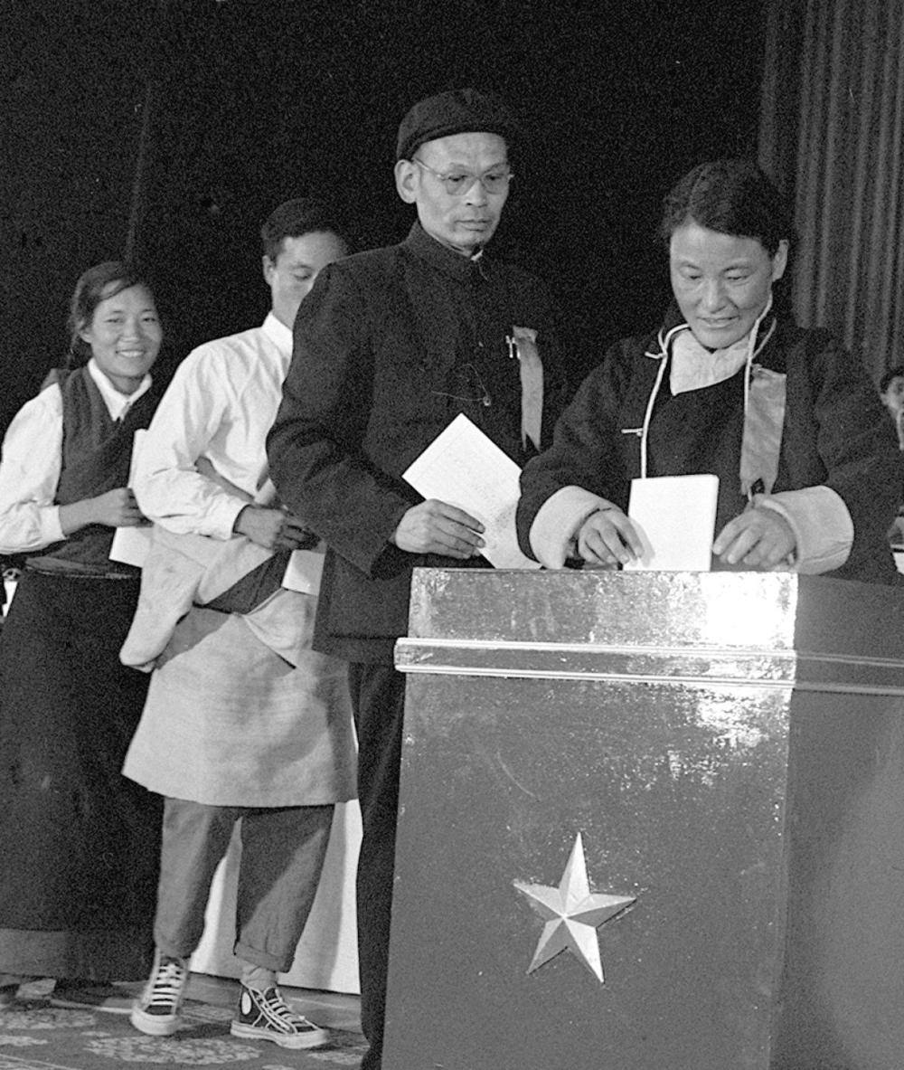 1965年9月，西藏自治区第一届人民代表大会第一次会议的代表次仁拉姆（右一）正在投票。新华社记者 袁克忠 摄