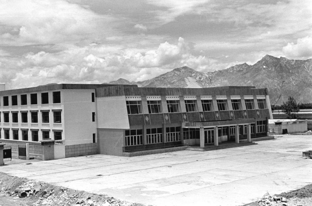 1985年8月拍摄的拉萨贡嘎机场宾馆。 新华社发（王华 摄）