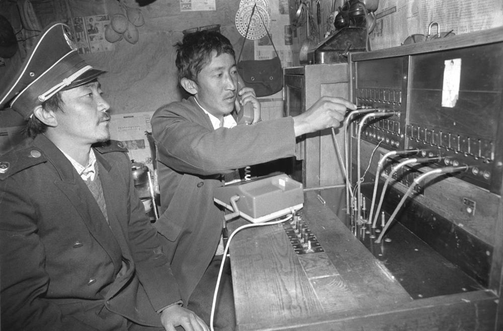 1994年4月16日，西藏江孜县年堆乡工作人员正在接电话。新华社记者 土登 摄