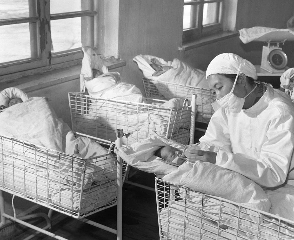 1965年3月，西藏的护理人员在照顾婴儿。新华社记者 吴祖政 摄