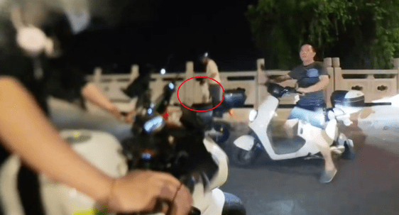 女生遇狗贩子抓流浪狗，鼓足勇气骑车去拦截！结果舒适却有遗憾