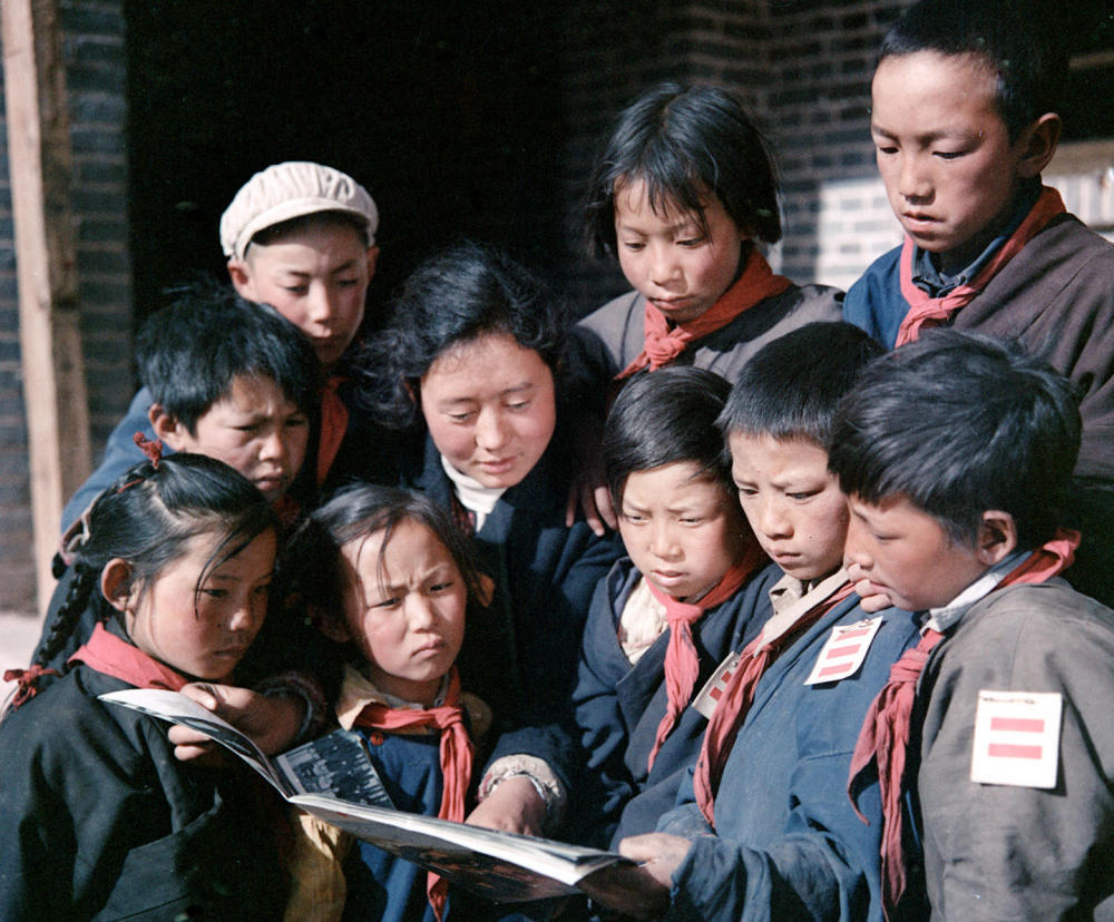 1965年9月，西藏昌都实验小学的老师和学生在看画报。新华社记者 马竞秋 摄