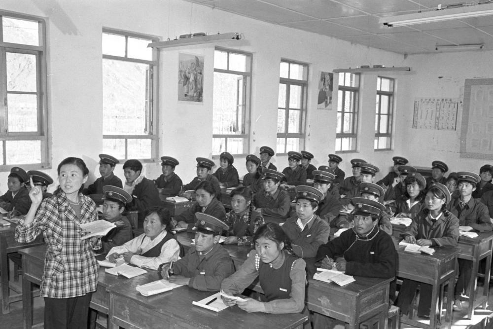 1985年4月，西藏邮电学校邮政班学生在上基础理论课。新华社记者 刘前刚 摄