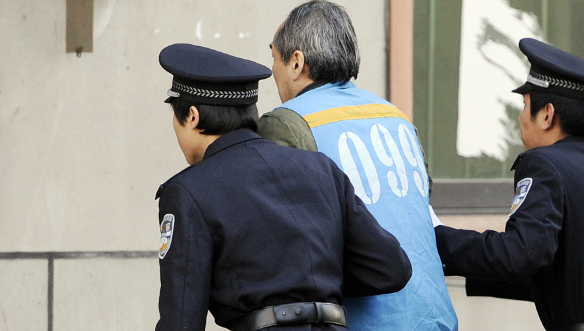 事发吉林：男子要摔死邻居家的小狗 被邻居用铁棒打死