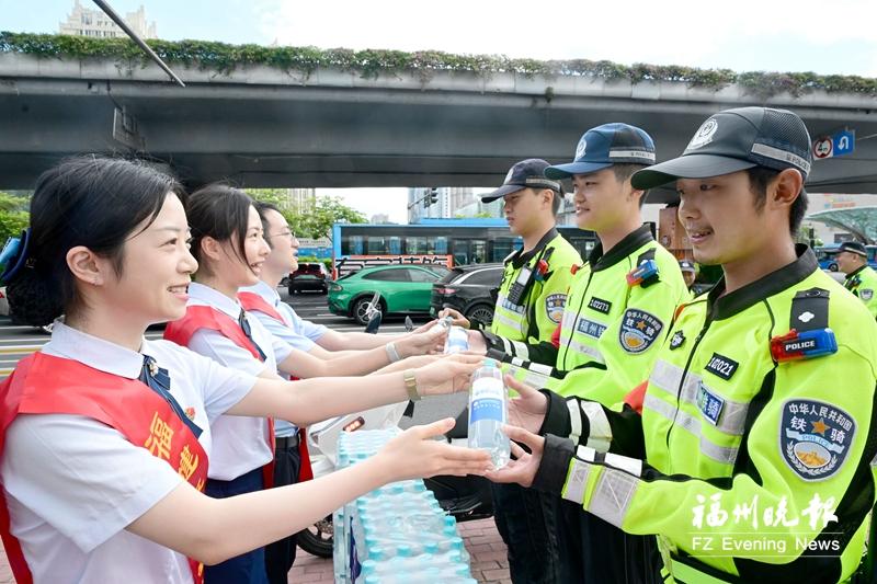 送清凉小分队慰问一线交警 “爱心水”解渴又暖心