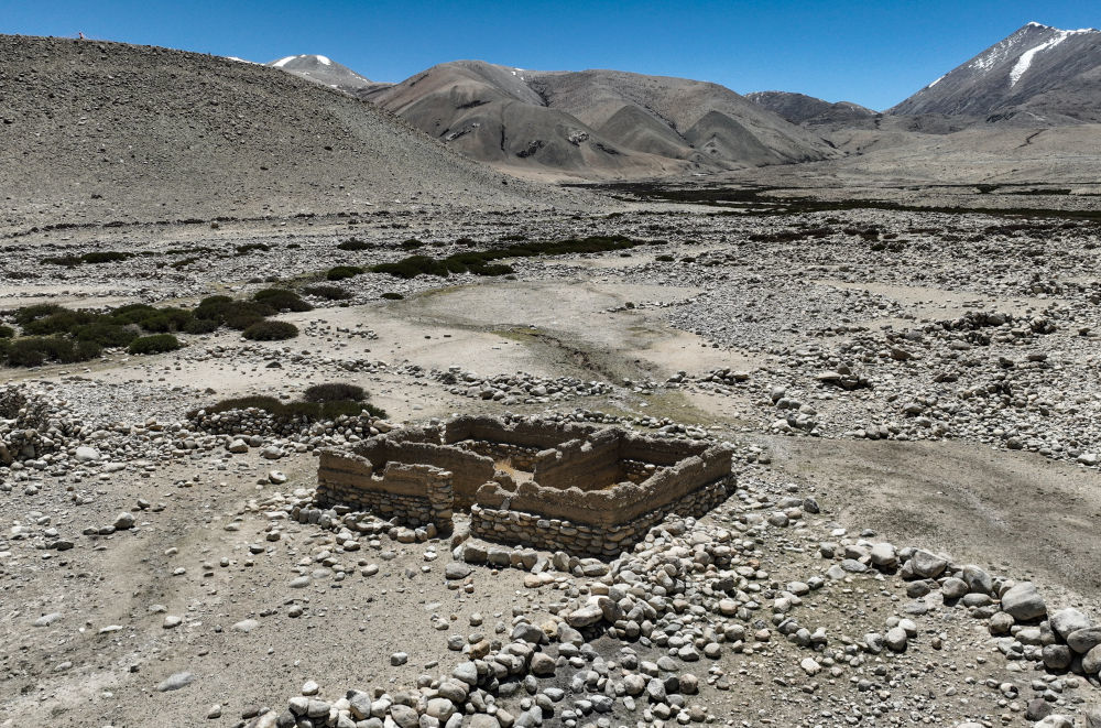 2023年5月28日拍摄的西藏阿里地区噶尔县扎西岗乡典角村在20世纪60年代修建的“一代房”的残存。新华社记者 晋美多吉 摄。