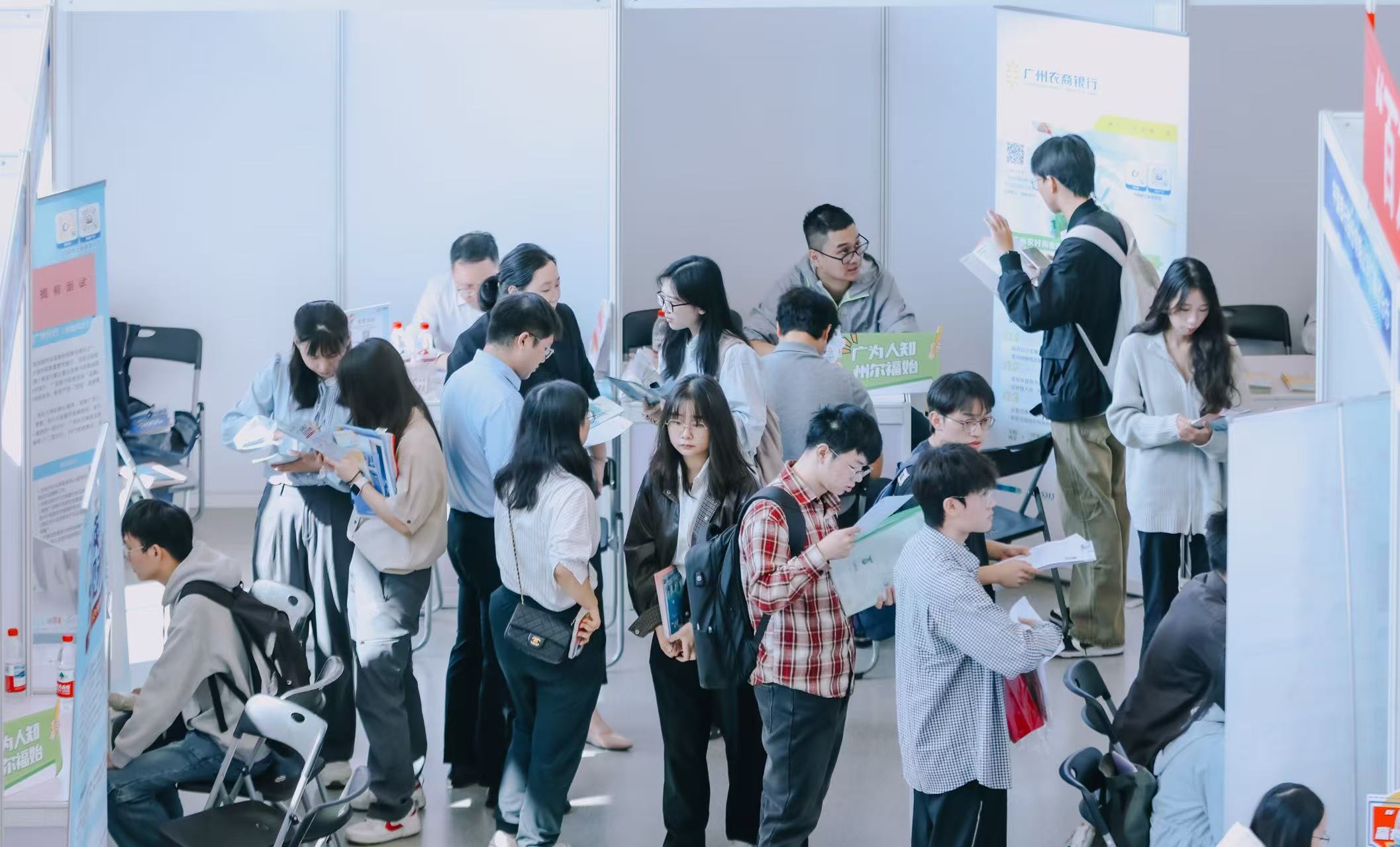 招聘活动现场。图片来源：中央财经大学