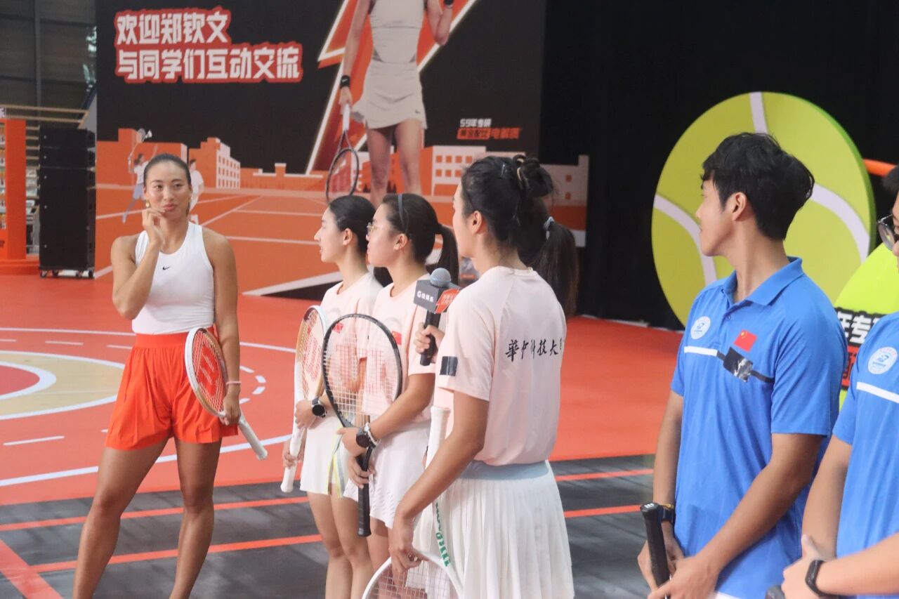 郑钦文回华科大“开课” 。学校供图