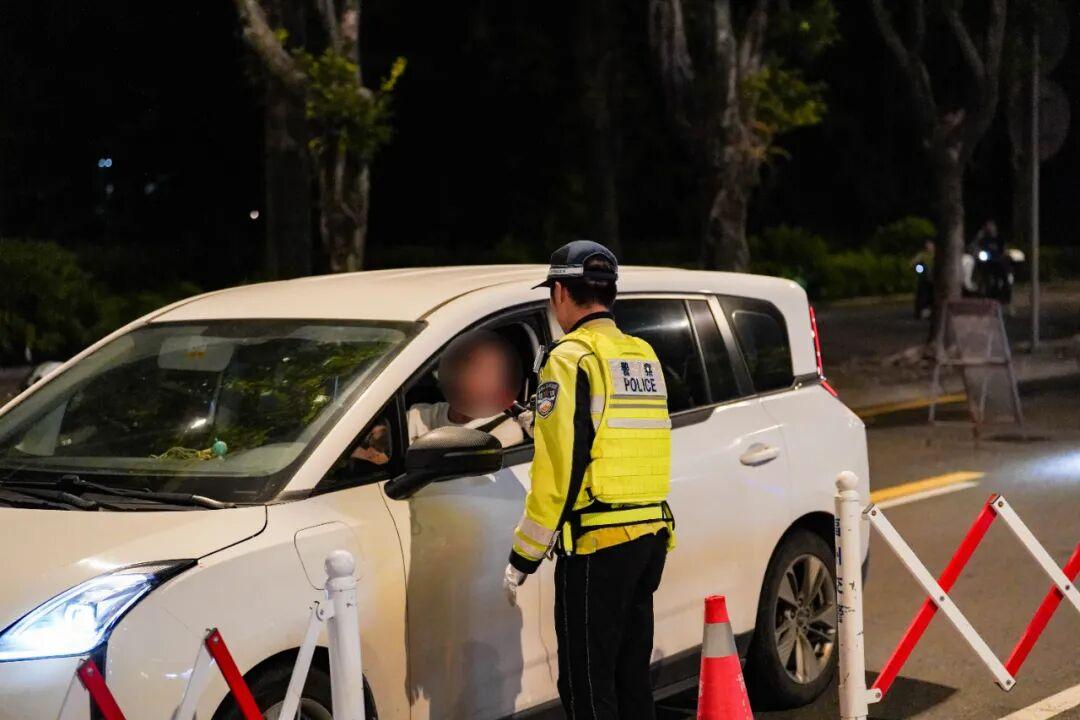 事发福州街头！男子深夜看到警察弃车就跑！现场戏精上身！