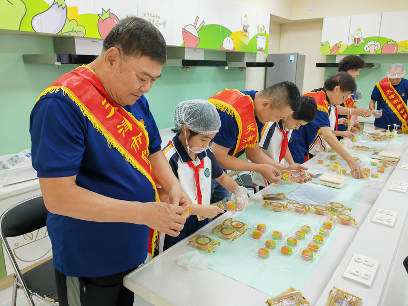 劳动模范教学生们制作月饼。学校供图