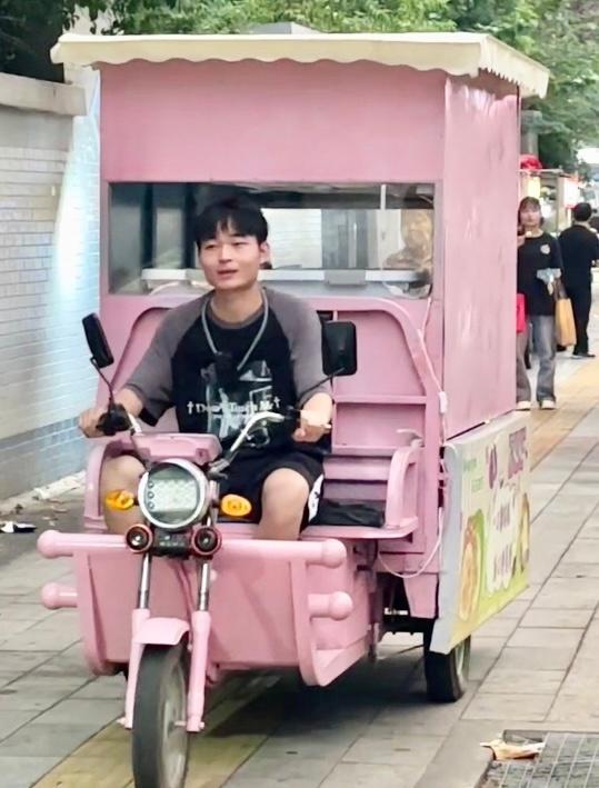 小伙辞去月薪8000元工作摆摊卖糍粑 日营收破千