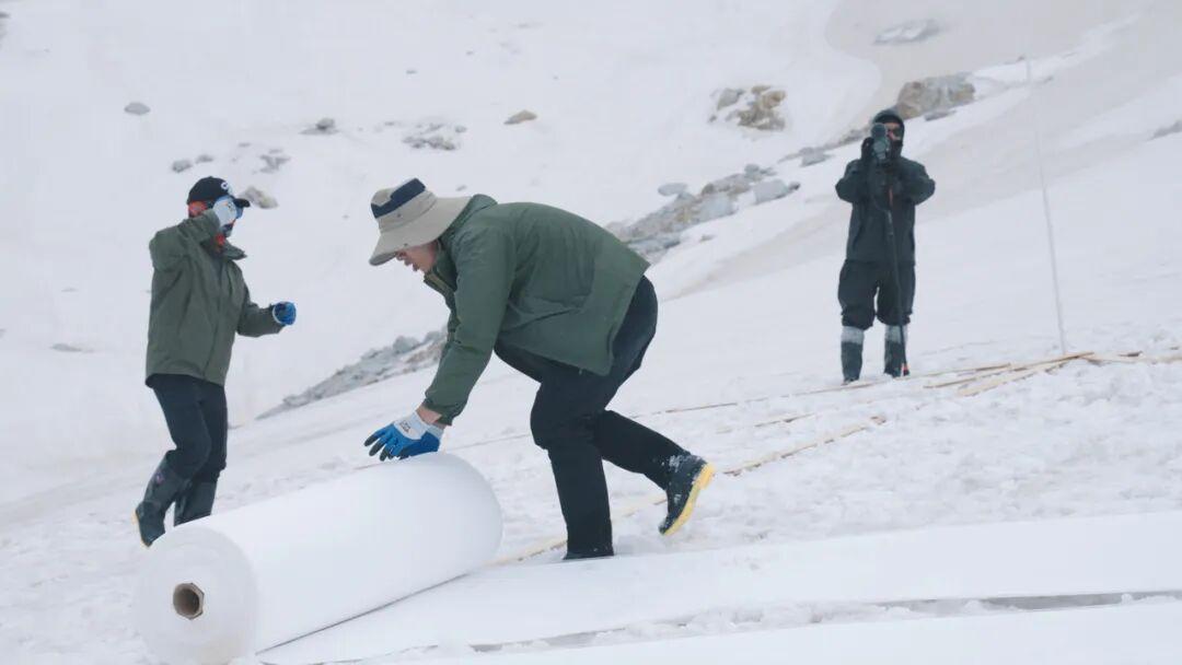 在海拔4800米，他们给冰川“盖被子”