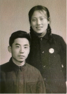 金婚伉俪代表李荣时与妻子叶东安。学校供图