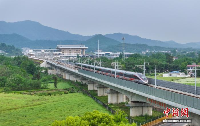 2024年4月26日，随着首趟列车从九华山车站缓缓驶出，新建池州至黄山高速铁路正式开通运营。(无人机照片) 　刘玉才 摄