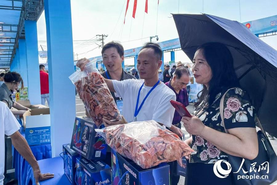 人民网探访福清“海味”农民丰收节：海岸边上卖渔获