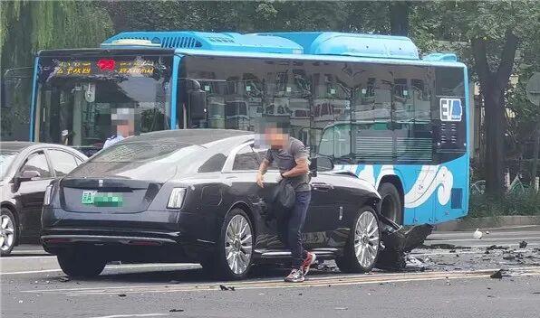 陈震透露劳斯莱斯逆行事故原因 陈震透露劳斯莱斯逆行事故原因