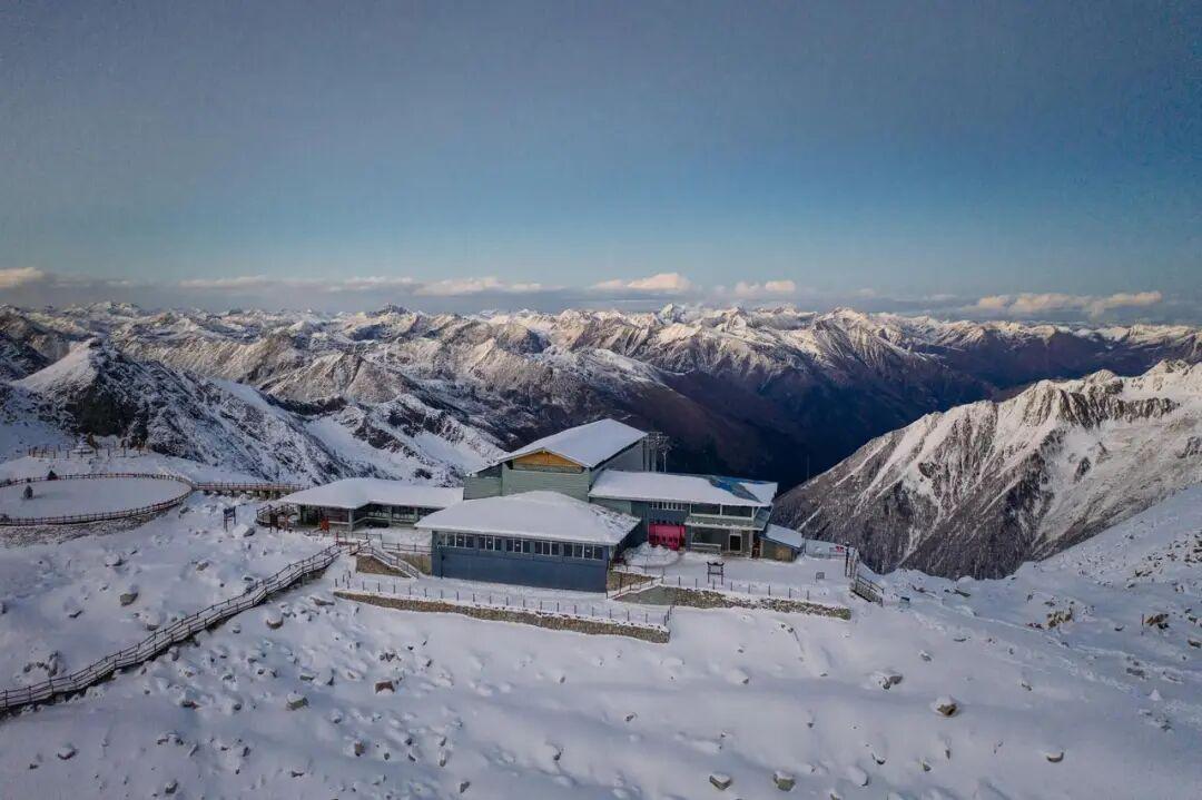 在海拔4800米，他们给冰川“盖被子”