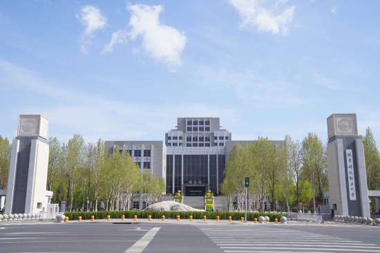 北京科技职业大学校门（摄影：展文杰）