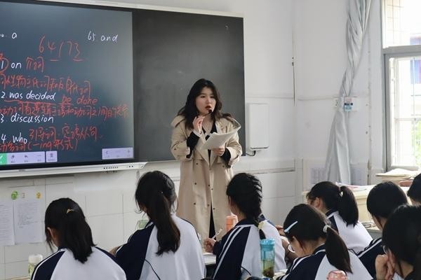 2023年，张慧美在石泉中学支教，为同学们上英语课。受访者供图