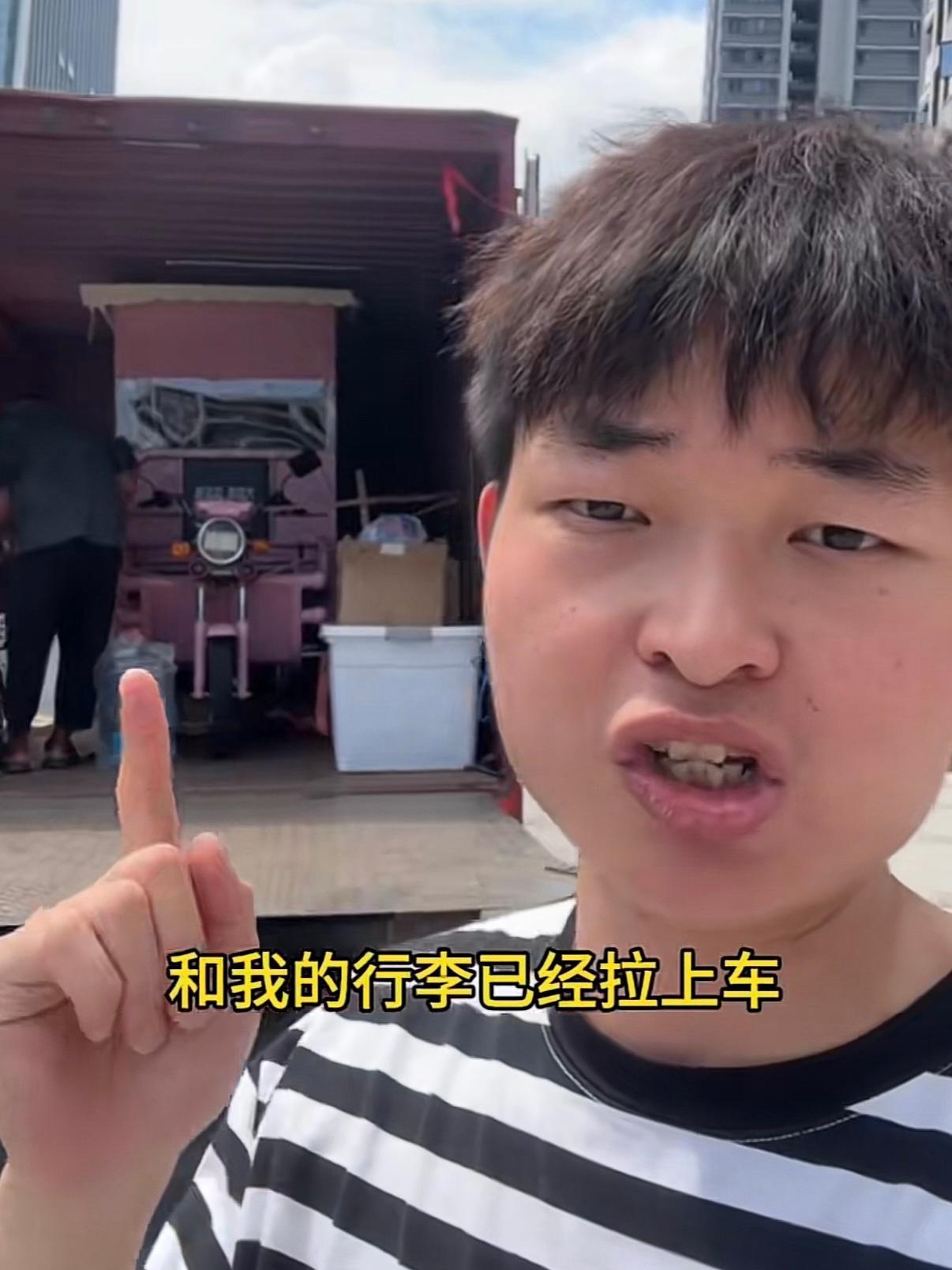 小伙辞去月薪8000元工作摆摊卖糍粑 日营收破千