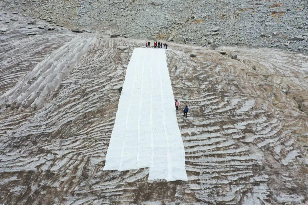 在海拔4800米，他们给冰川“盖被子”