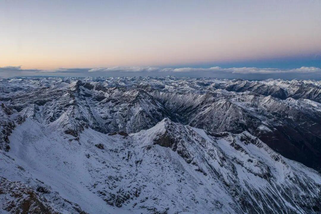 在海拔4800米，他们给冰川“盖被子”