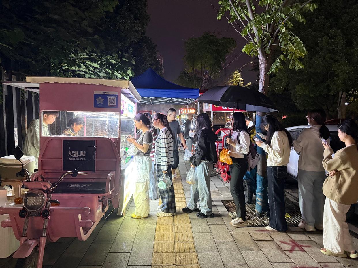 小伙辞去月薪8000元工作摆摊卖糍粑 日营收破千