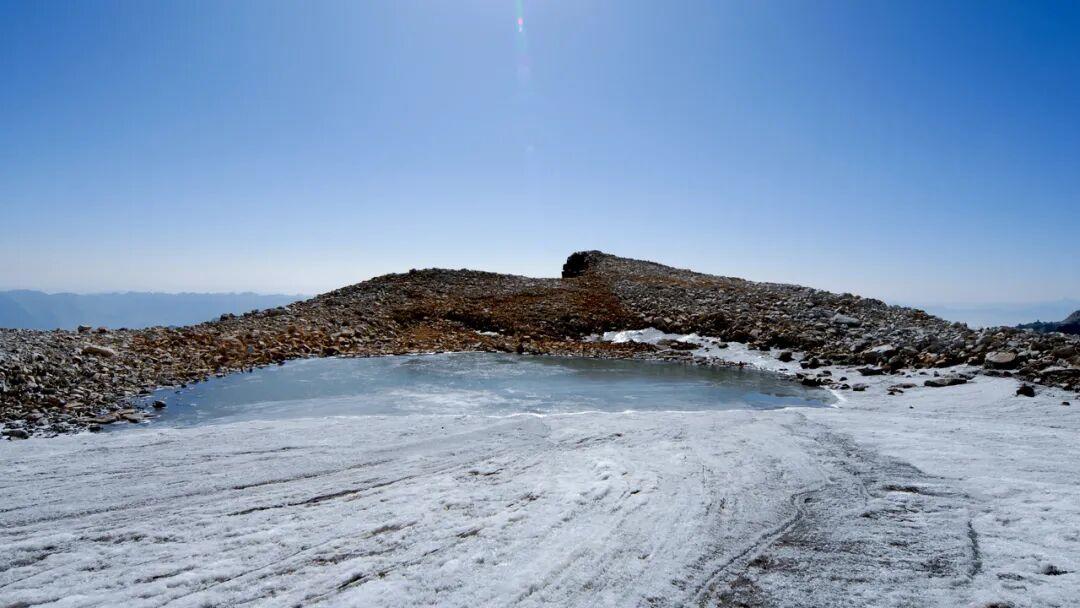 在海拔4800米，他们给冰川“盖被子”