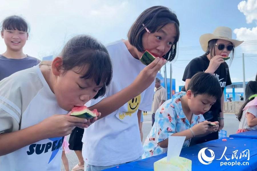 人民网探访福清“海味”农民丰收节：海岸边上卖渔获