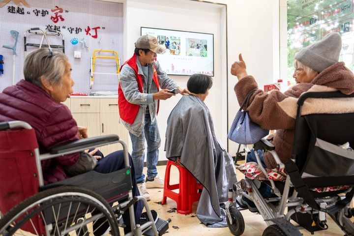 在长沙市望城区高塘岭街道湘陵社区,志愿者为老年人和残疾人士免费理发(2025年11月6日摄)。新华社记者 陈思汗 摄