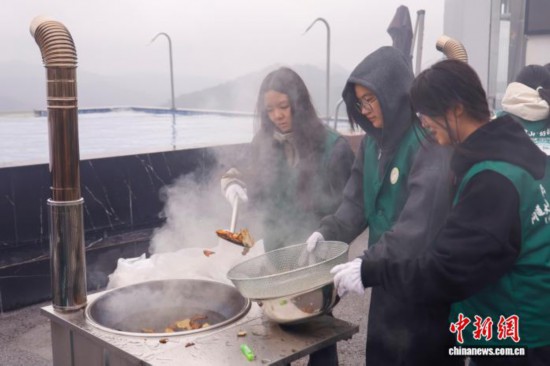 图为参赛选手炒制白术。中新社记者 肖健 摄