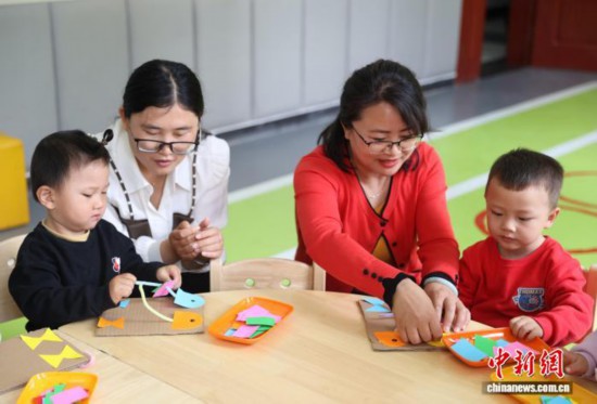 11月5日,小朋友在银川市金凤区湖畔嘉苑西区社区党群服务中心的“宝宝屋”里快乐玩耍。中新社记者 于晶 摄