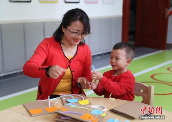 11月5日,小朋友在银川市金凤区湖畔嘉苑西区社区党群服务中心的“宝宝屋”里快乐玩耍。近年来,银川市积极构建高质量托育服务体系,着力打造“15分钟托育服务圈”,将“宝宝屋”广泛嵌入社区之中,让居民不出远门,就能享受到便捷、安心的托育服务。中新社记者 于晶 摄