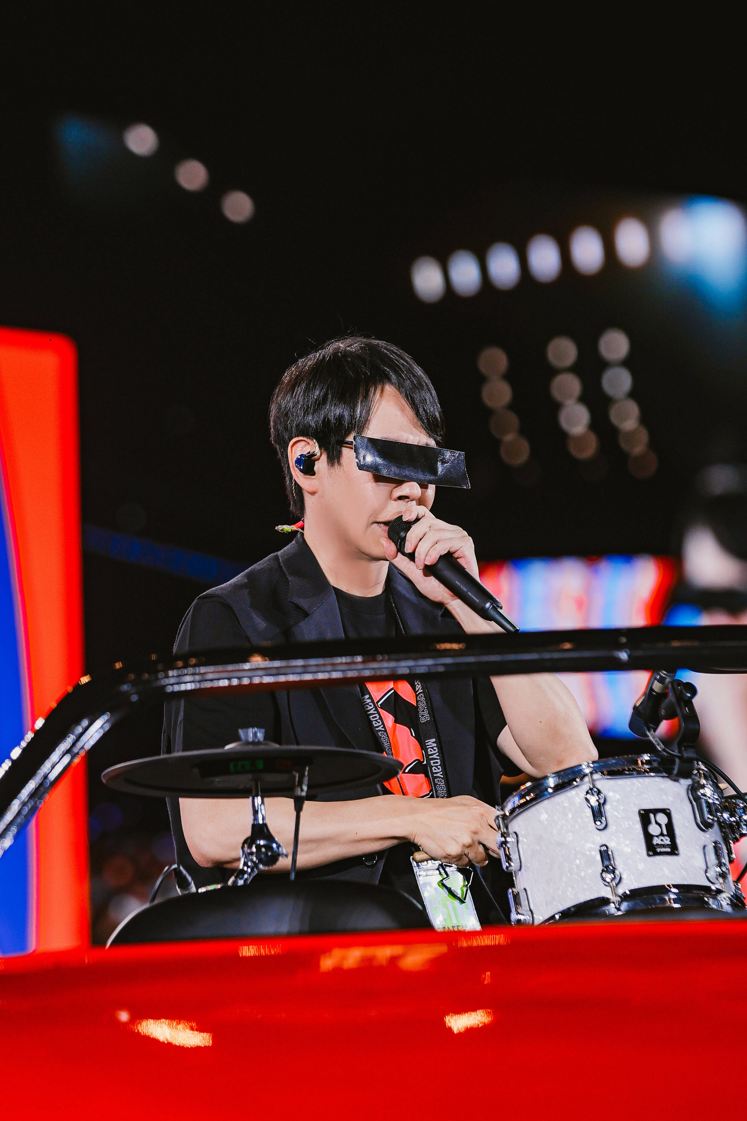 8 冠佑则早有准备，在提词器上做小抄，还被团员发现他在眼镜上贴了胶带完成游戏.jpg