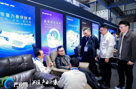 AWE圆满收官!AI智能沙发开创者舒漫德摘艾普兰奖,引追觅俞浩及家居行业大咖体验称赞