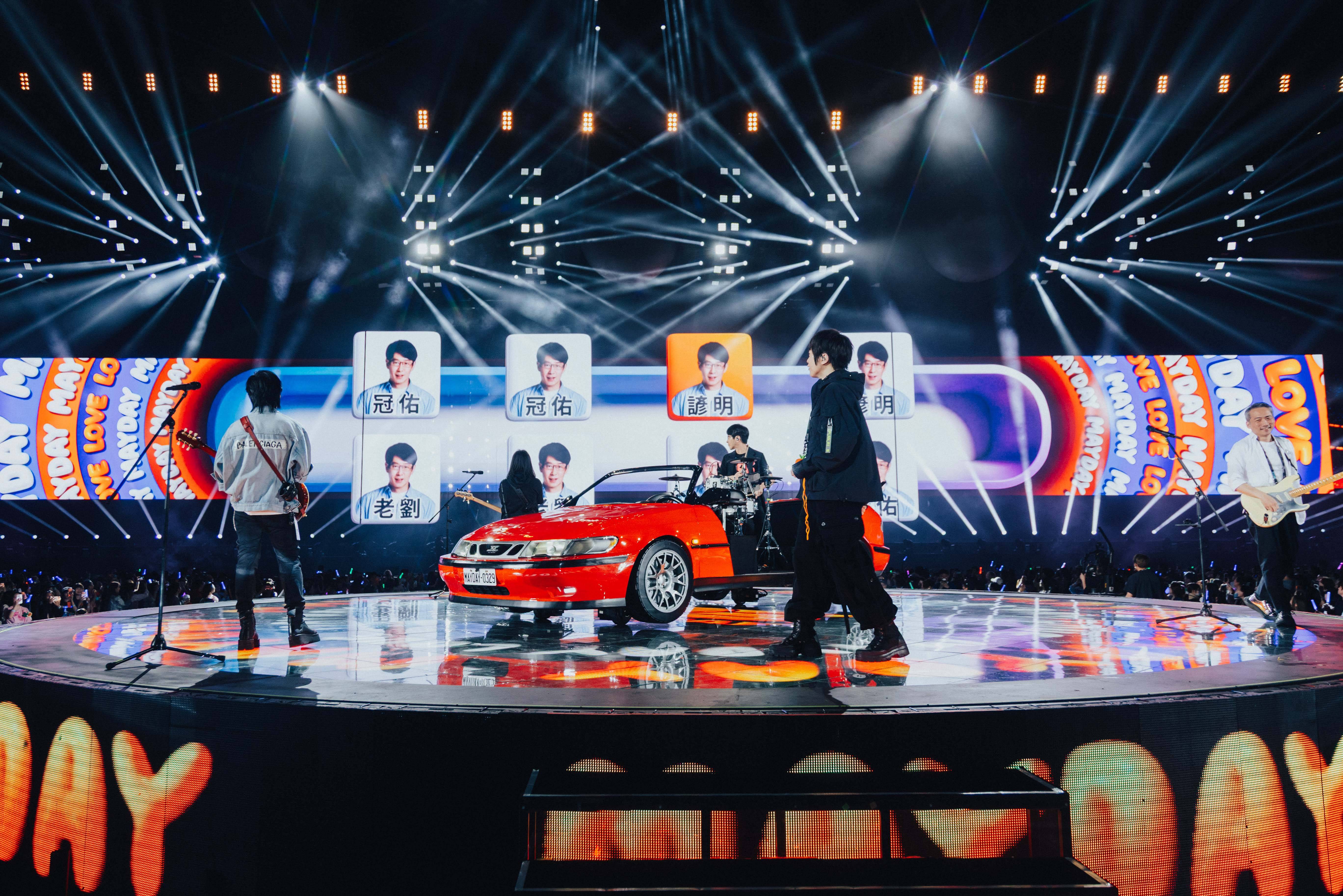 3 五月天在《恋爱ING》全新桥段“LOVE节奏游戏”和全场一起玩.JPG