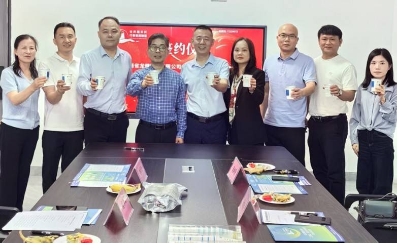 海南省海南省龙健投资有限公司董事长程学斌与当天签约的联盟合作伙伴留影！共举“龙健联盟一杯好茶，共走一带一路，助力乡村振兴”！.jpg