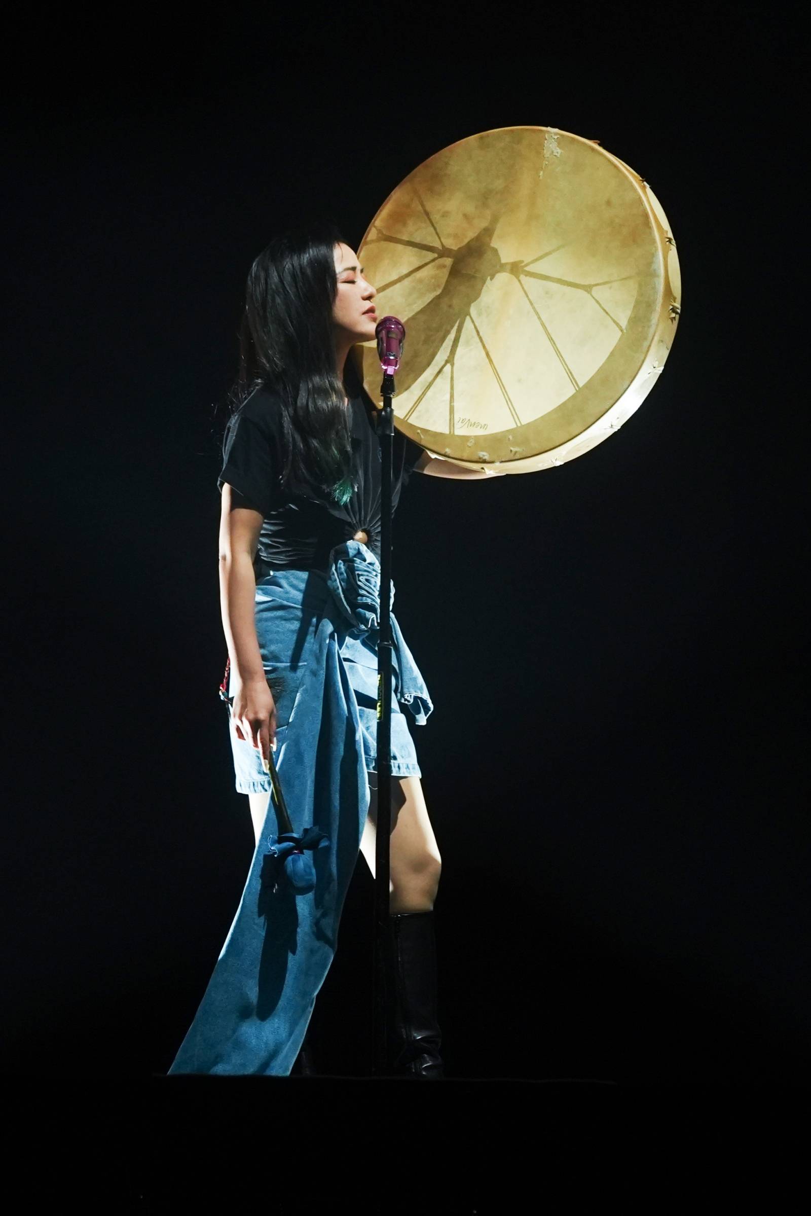 7 丁当带来萨满鼓演出，愿歌迷敞开心扉彼此治愈.jpg