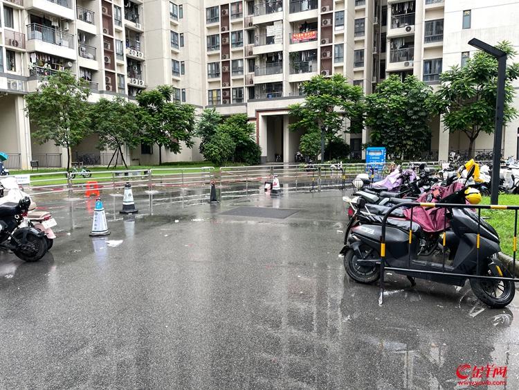 图8 小区围栏外以及电动自行车停放情况.jpg