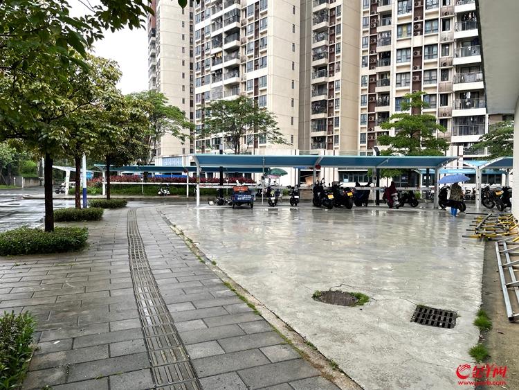 图10 D1区东门外的停车棚则有多个空余车位.jpg