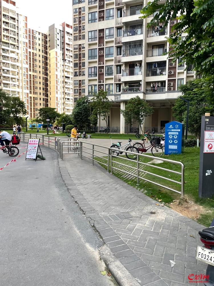 图1 小新塘回迁房D1区居民楼被安装了围栏.jpg