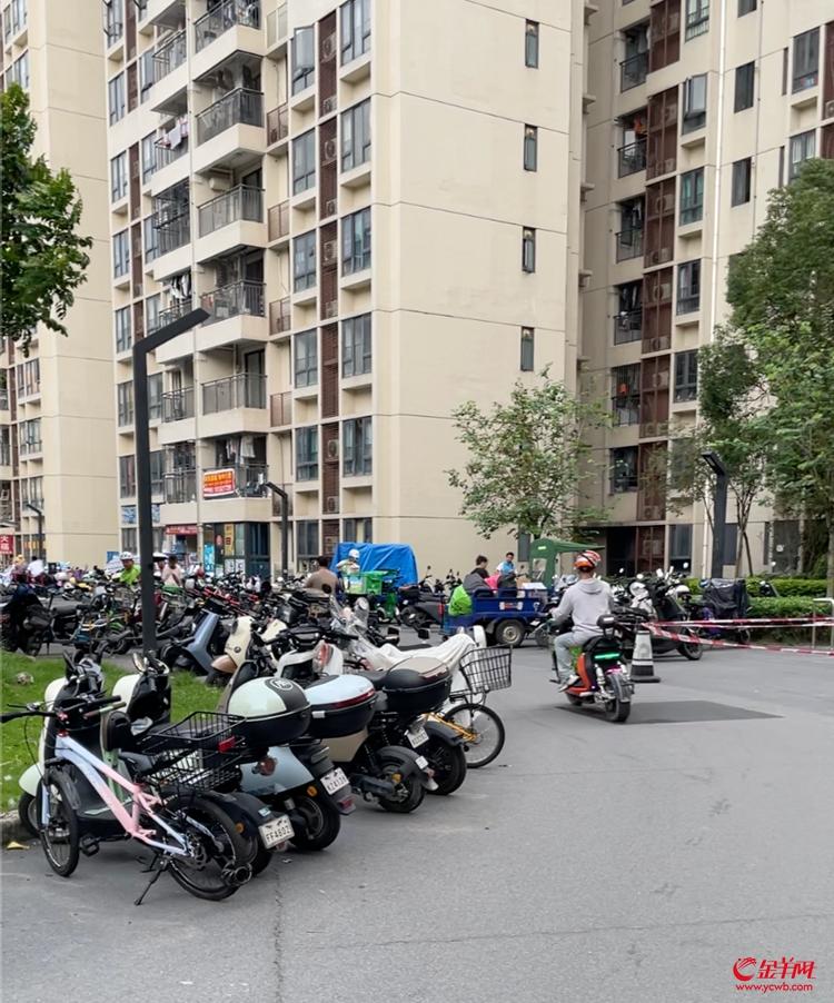 图4 大量电动自行车停放在小区通道.png
