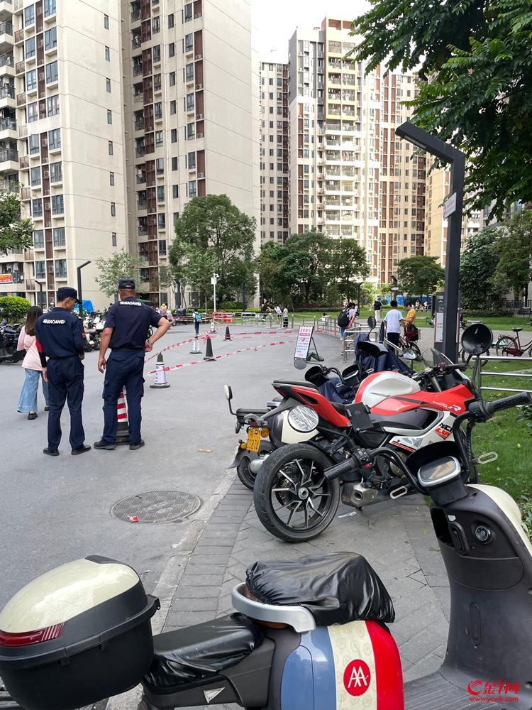 图3 电动自行车停放在小区通道.jpg